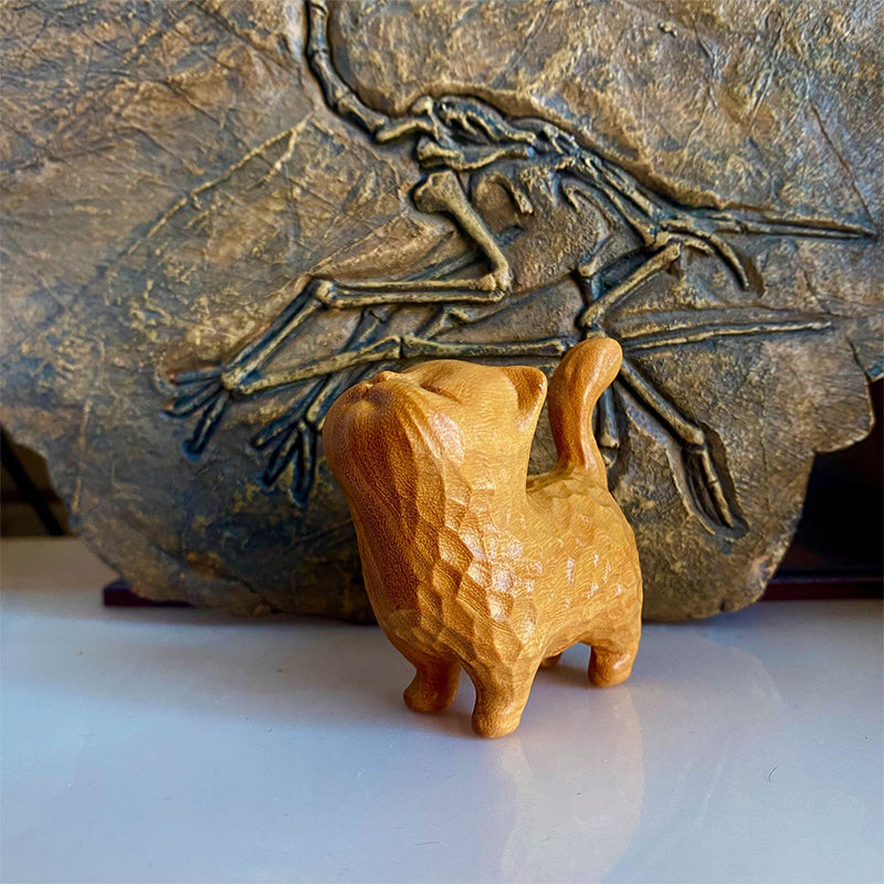 Kleine schattige houten kat