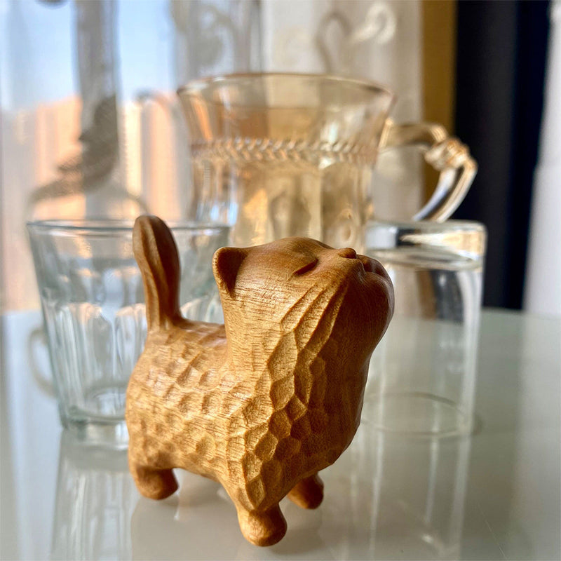 Kleine schattige houten kat