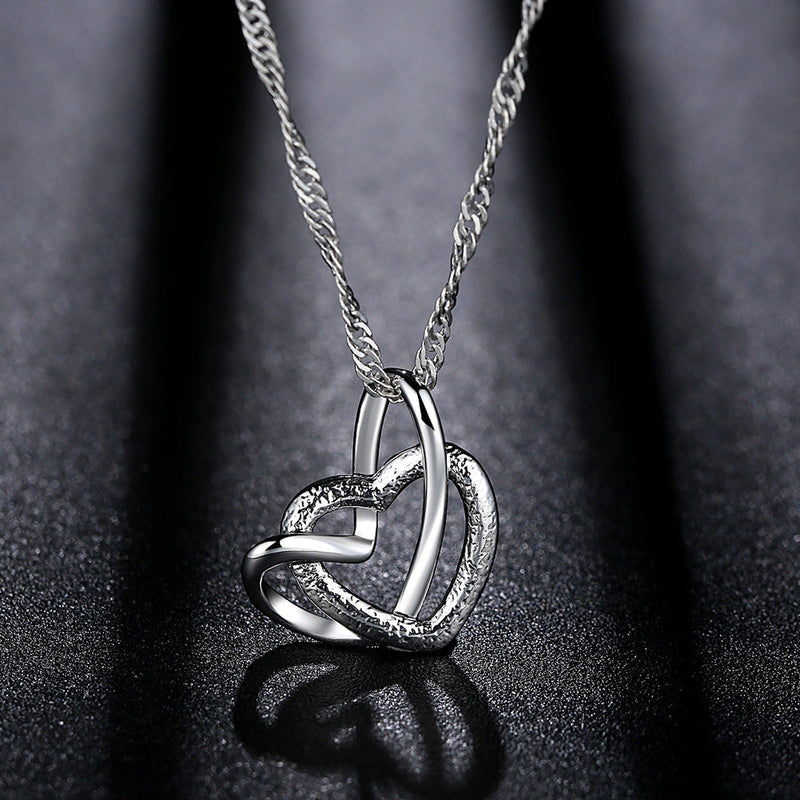 In elkaar grijpende hart ketting