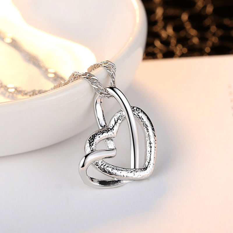 In elkaar grijpende hart ketting