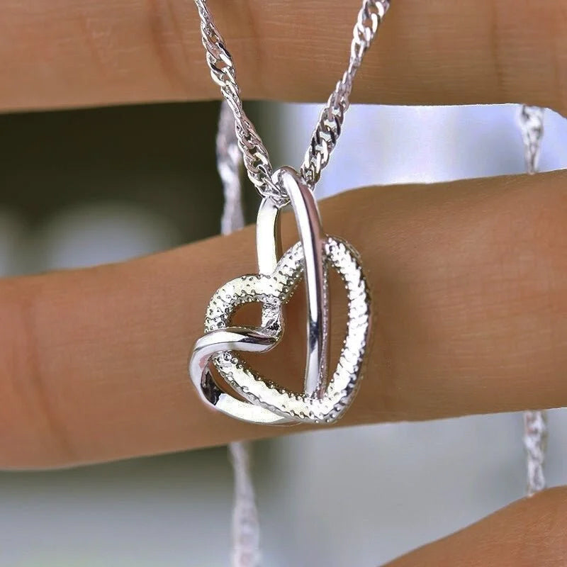 In elkaar grijpende hart ketting