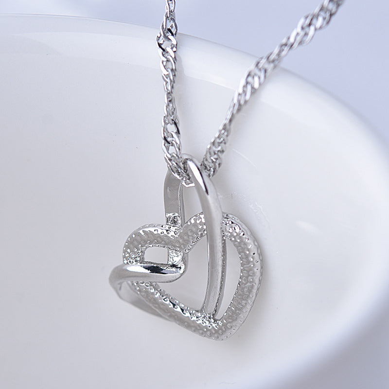 In elkaar grijpende hart ketting