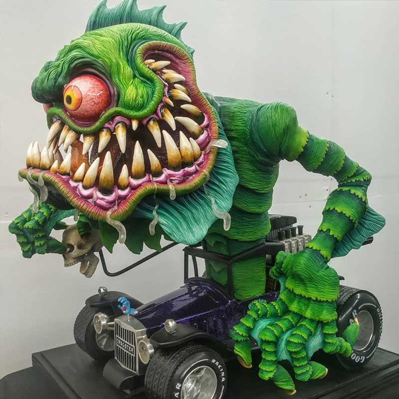 Boos monster standbeeld