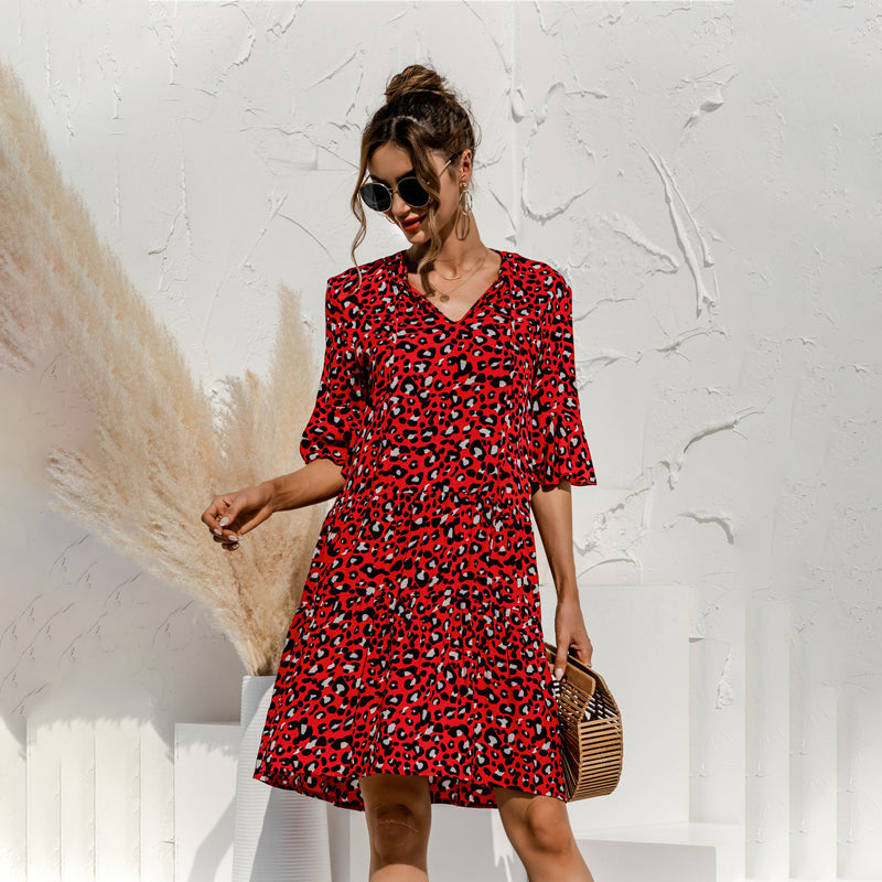 Producten Jurk in cakevorm met V-hals en uitlopende mouwen