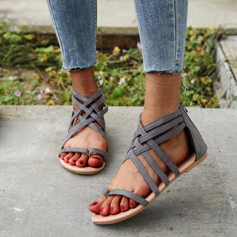 Platte zomersandalen met gekruiste bandjes en rits