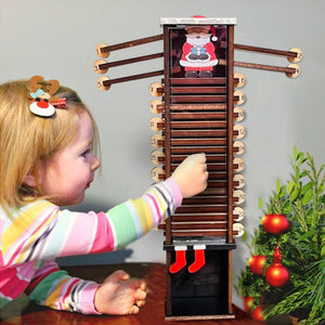 De kerstman komt door de aftelkalender voor de schoorsteen