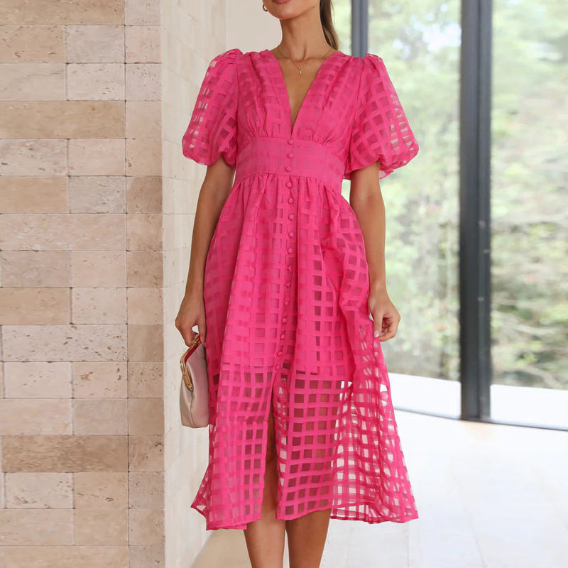 Jurk van stof met vierkant patroon en pofmouwen