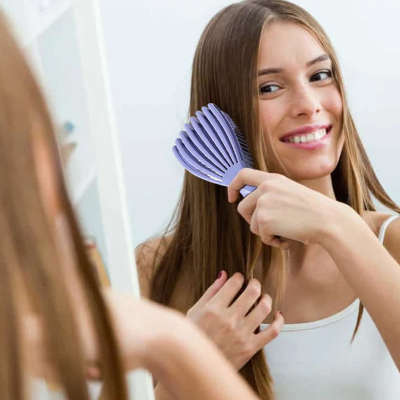 Uitgehold glad haar pluizige kam