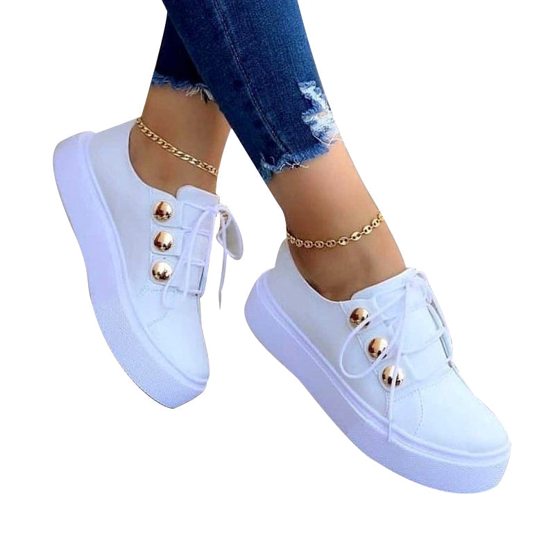 Casual sneakers met nageldecoratie