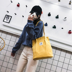 Corduroy draagtas met letterpatch