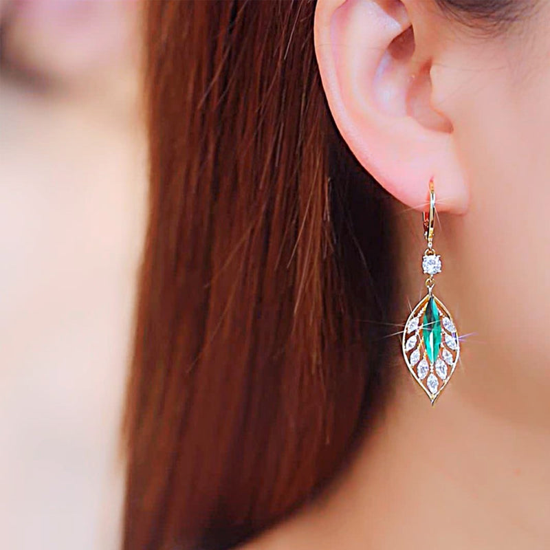 Modieuze smaragdgroene diamanten oorbellen