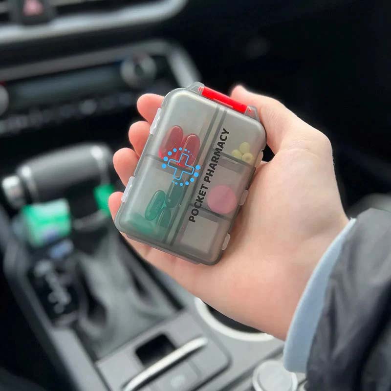 Draagbare pillenorganizer met labels