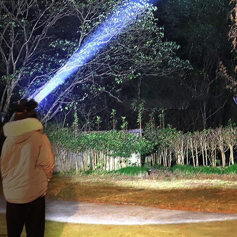 LED-verblindende zaklamp op het hoofd