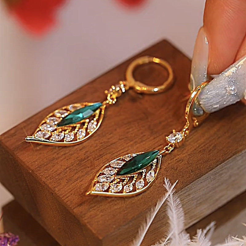 Modieuze smaragdgroene diamanten oorbellen