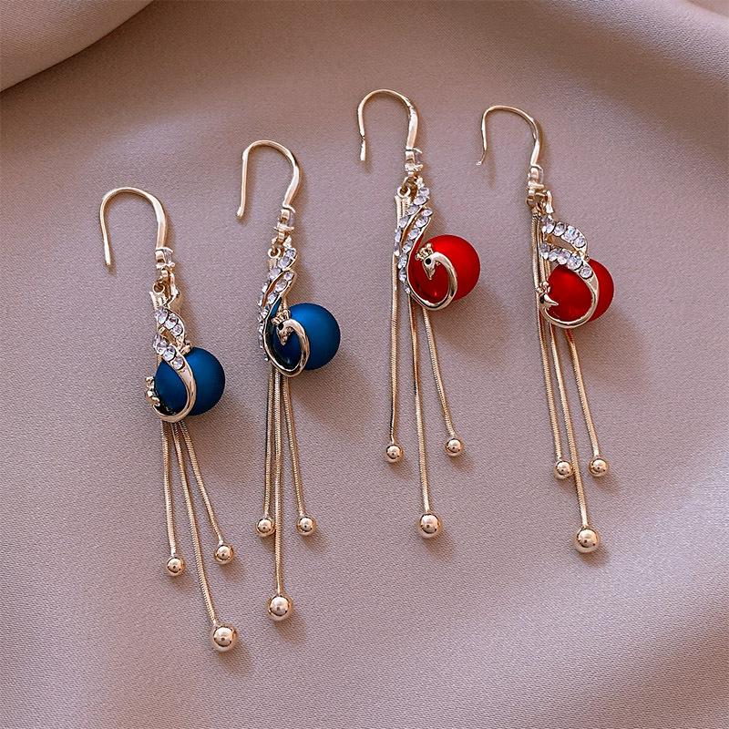 Elegante pauwenoorbellen (2 kleuren)