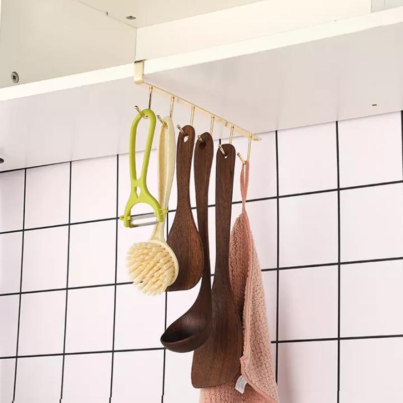 Hangerrek met 6 haken onder de kast