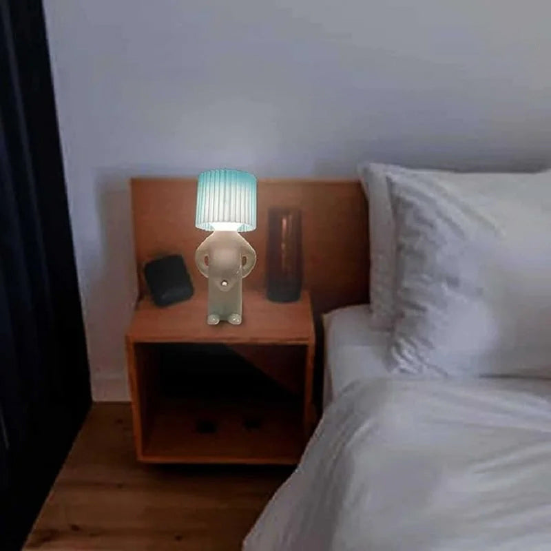 Een kleine verlegen man creatieve lamp