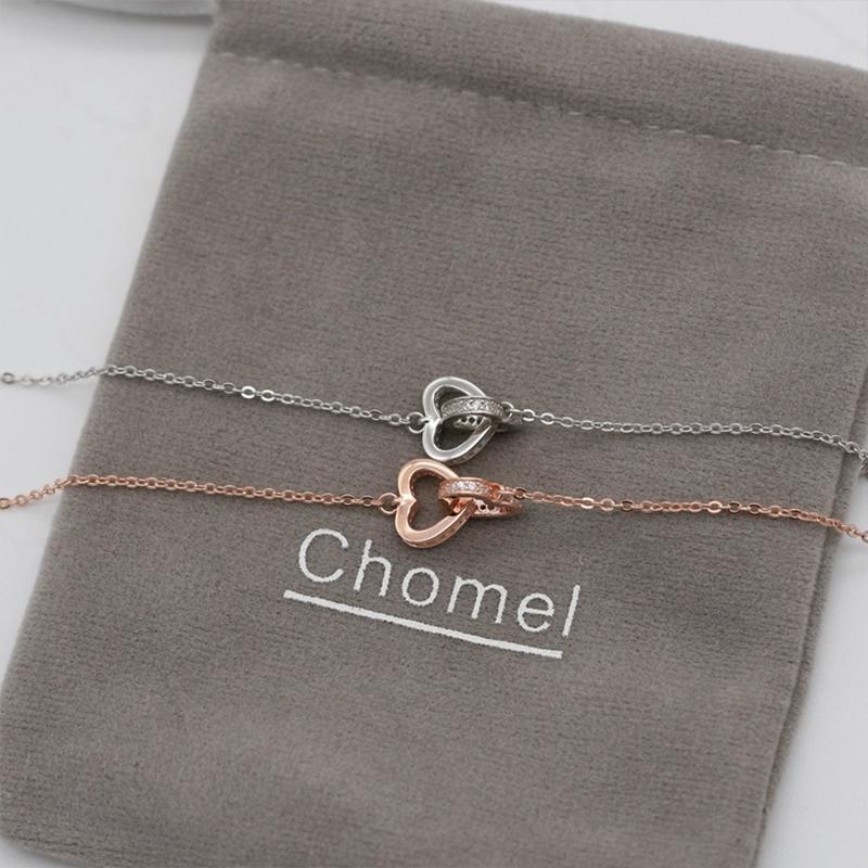 Inelkaar grijpende harten ketting