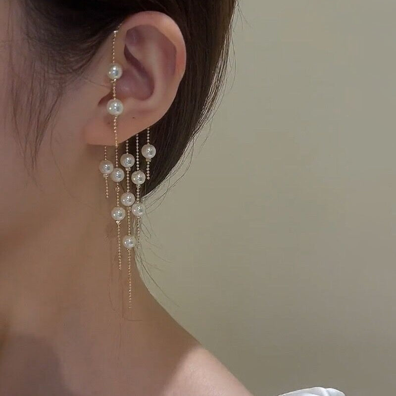 Lange oorbel met synthetisch parelkwastje