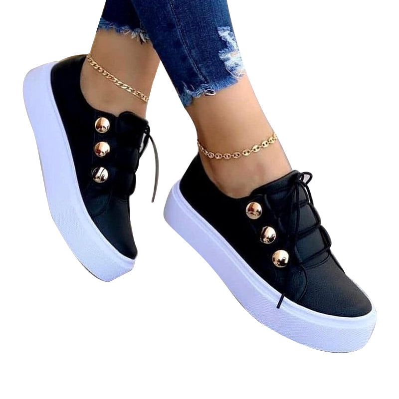 Casual sneakers met nageldecoratie