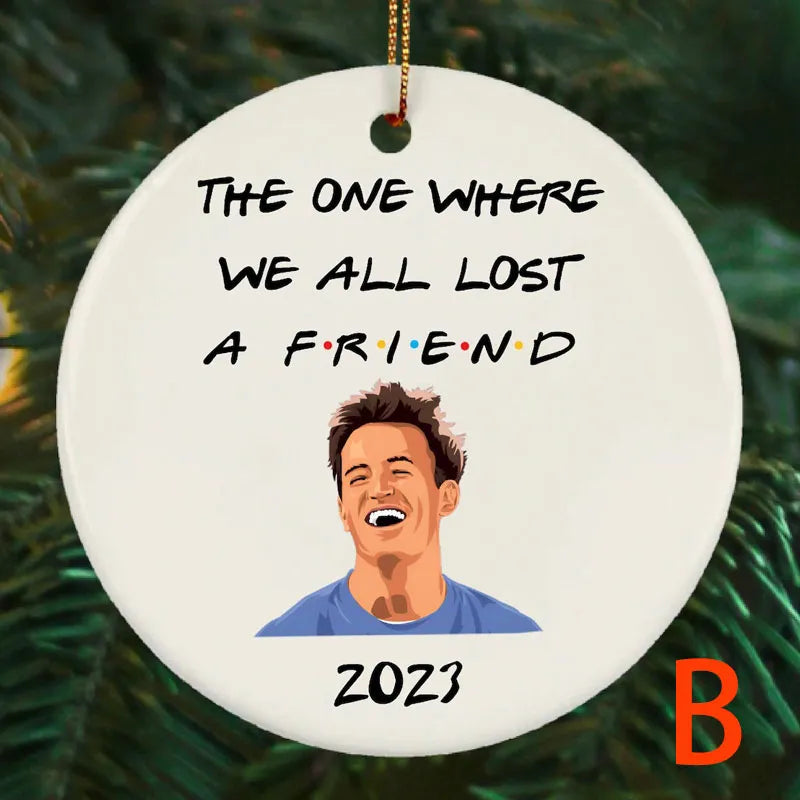 Chandler en Joey knuffelen kerstornament
