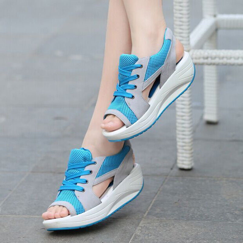 Ademende plateausandalen met sleehak