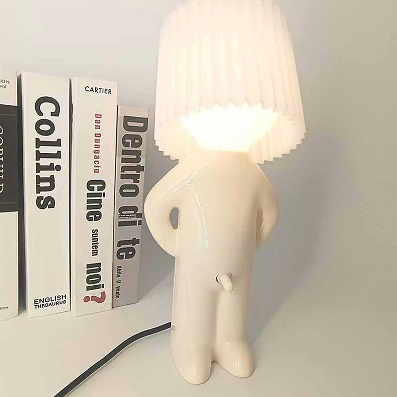 Een kleine verlegen man creatieve lamp