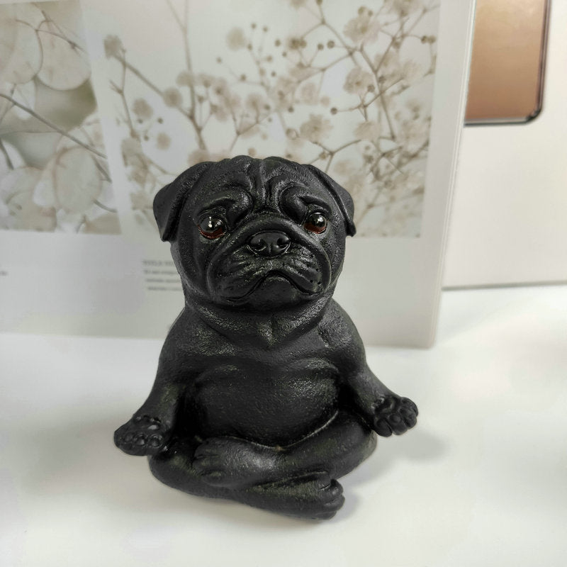Buldog yoga standbeeld