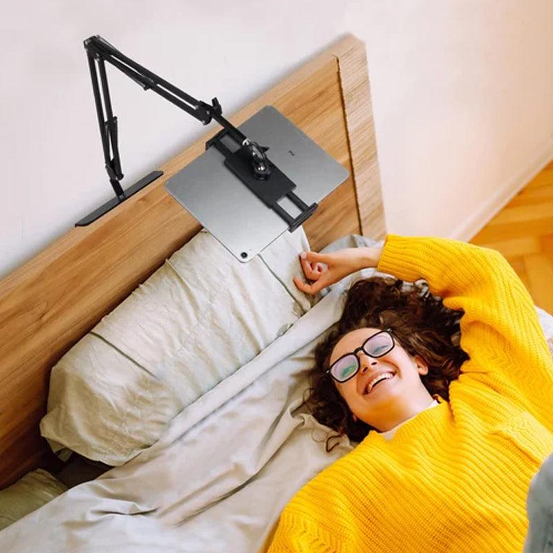 Intrekbare verborgen telefoontablethouder naast het bed