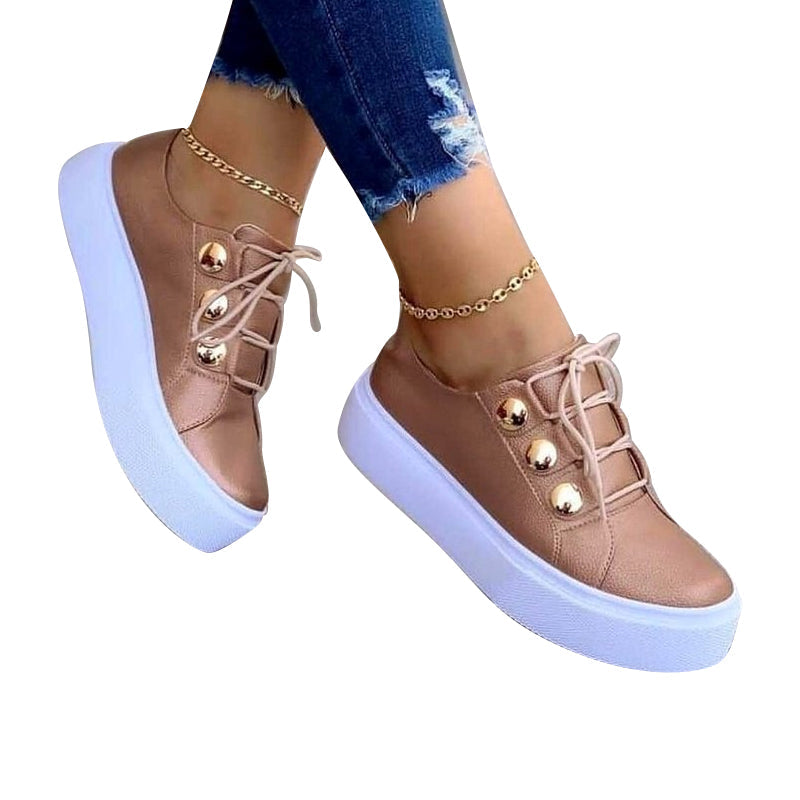 Casual sneakers met nageldecoratie