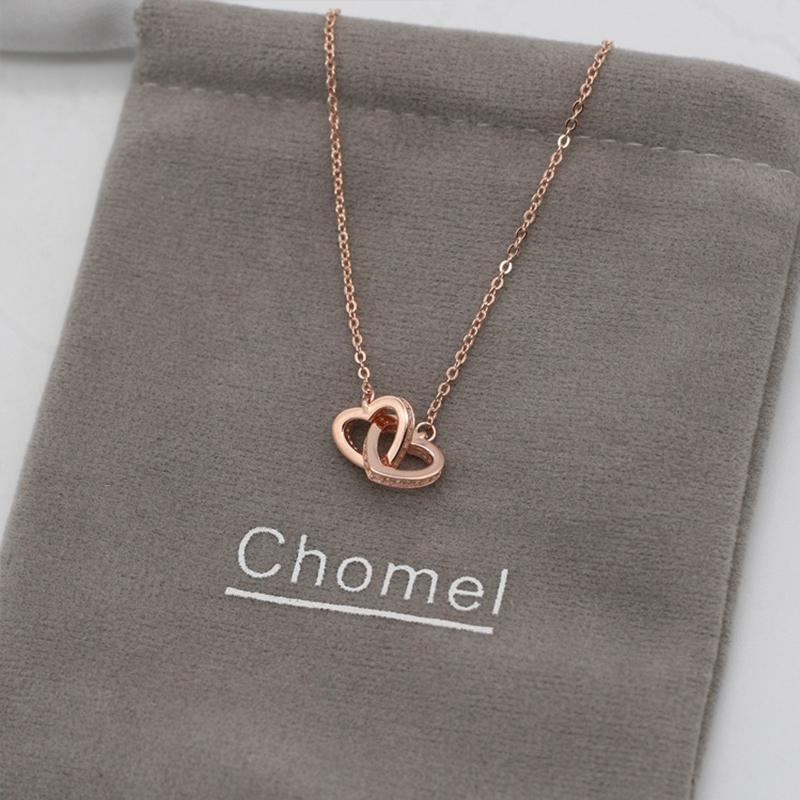 Inelkaar grijpende harten ketting