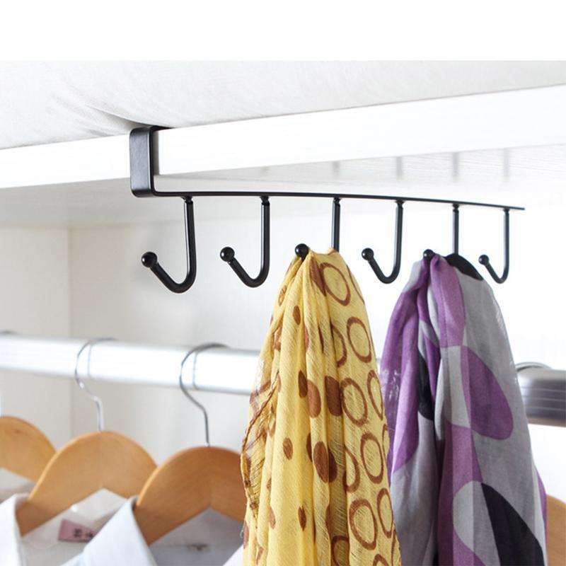 Hangerrek met 6 haken onder de kast