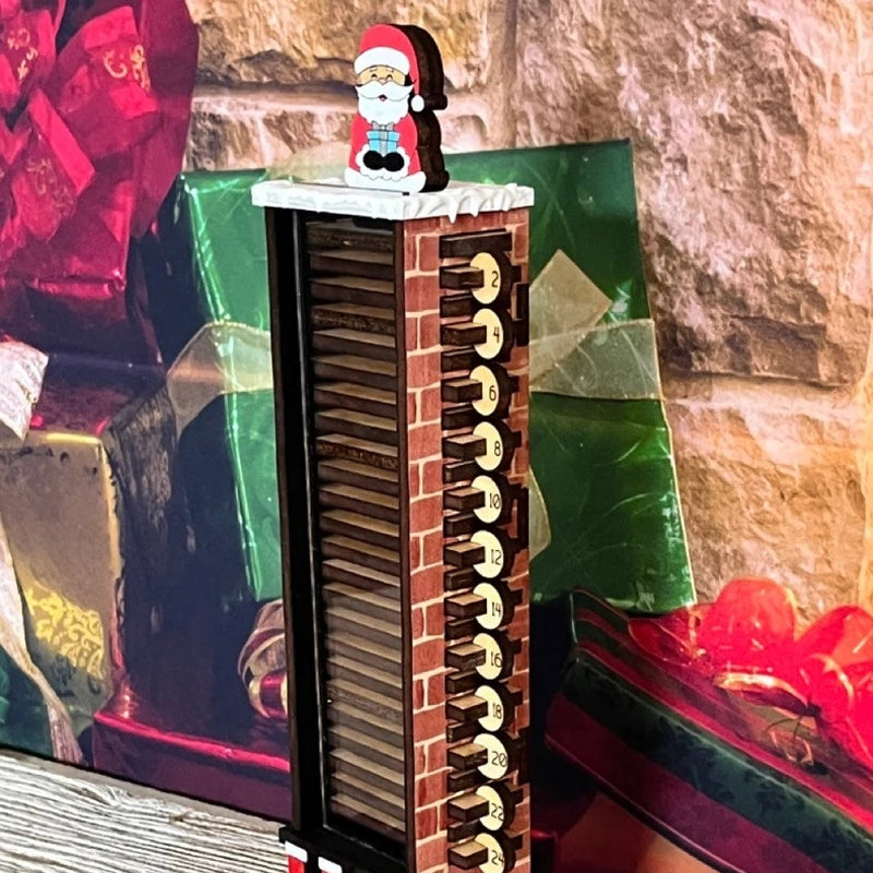 De kerstman komt door de aftelkalender voor de schoorsteen