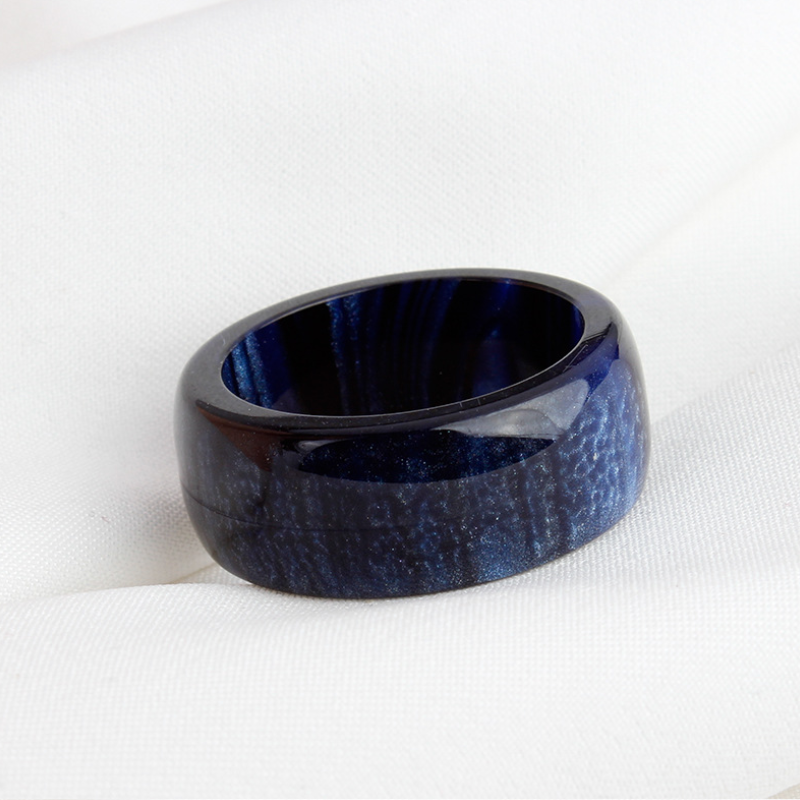 Ring van ingelegde hars met regenboogdiamanten