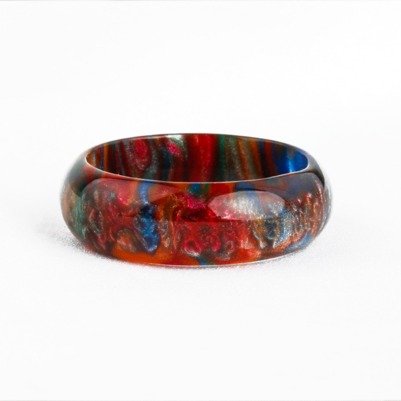 Ring van ingelegde hars met regenboogdiamanten