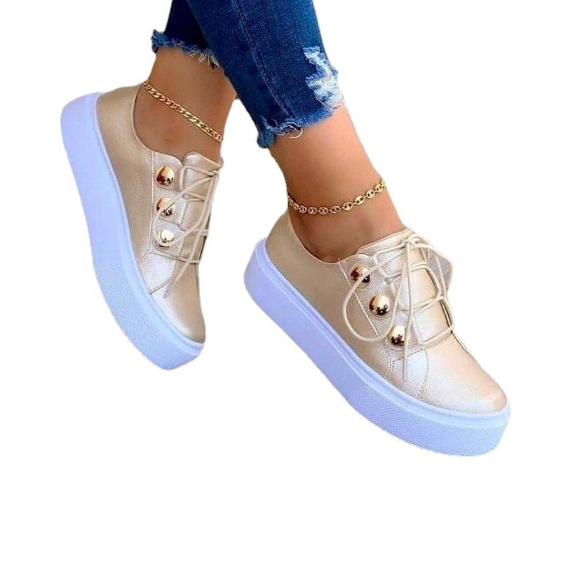 Casual sneakers met nageldecoratie