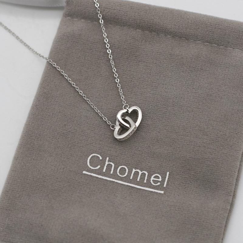 Inelkaar grijpende harten ketting