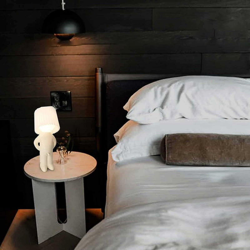 Een kleine verlegen man creatieve lamp