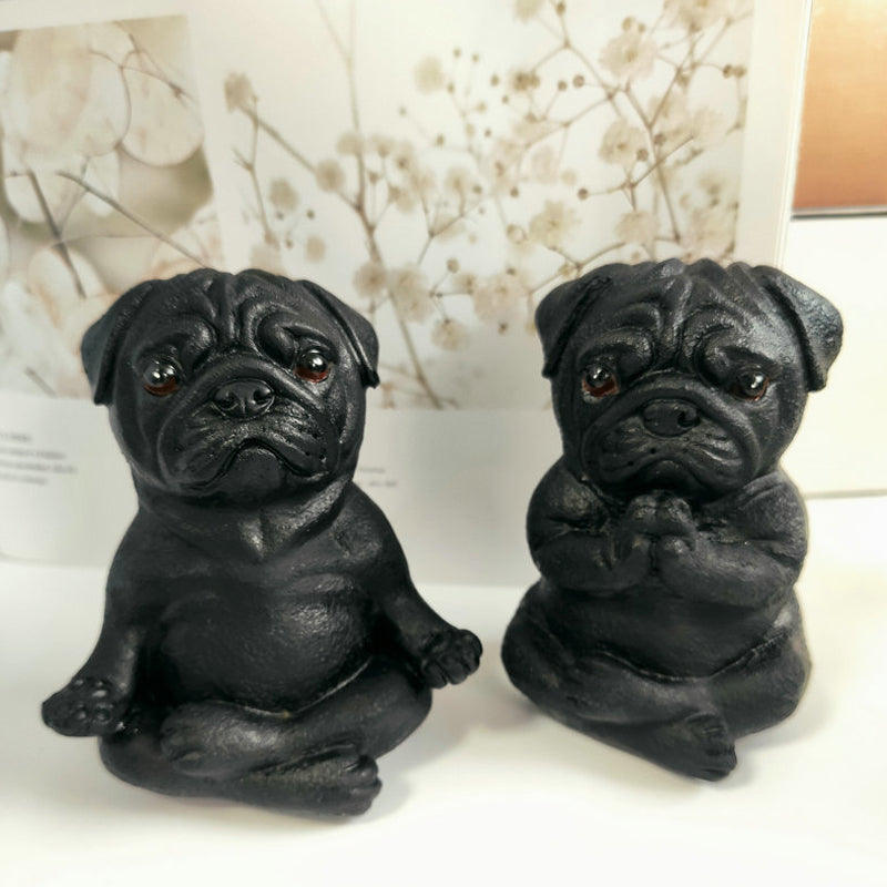Buldog yoga standbeeld
