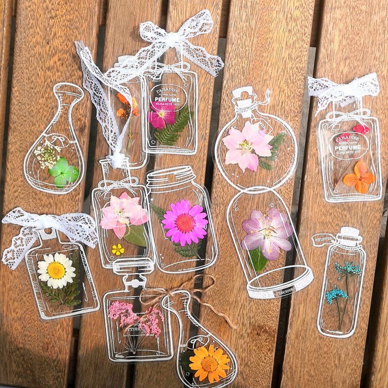 Transparante bladwijzers met gedroogde bloemen