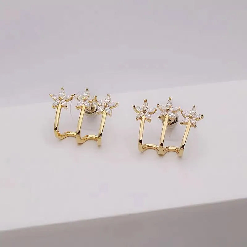 Drie bloem een doorboorde oorbellen