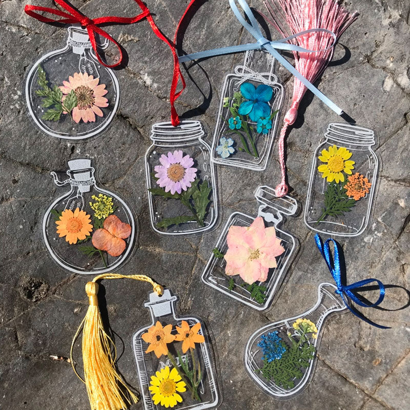 Transparante bladwijzers met gedroogde bloemen