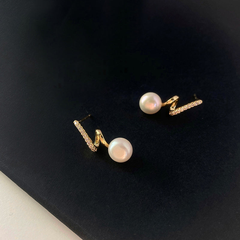 Zilveren naald gedraaide diamanten pareloorbellen