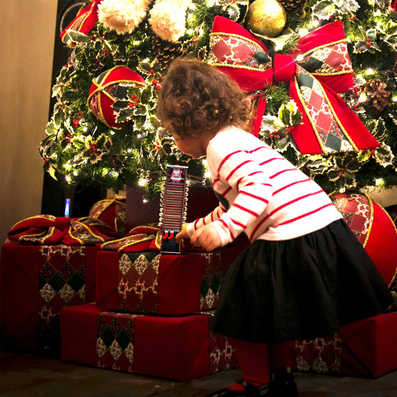 De kerstman komt door de aftelkalender voor de schoorsteen