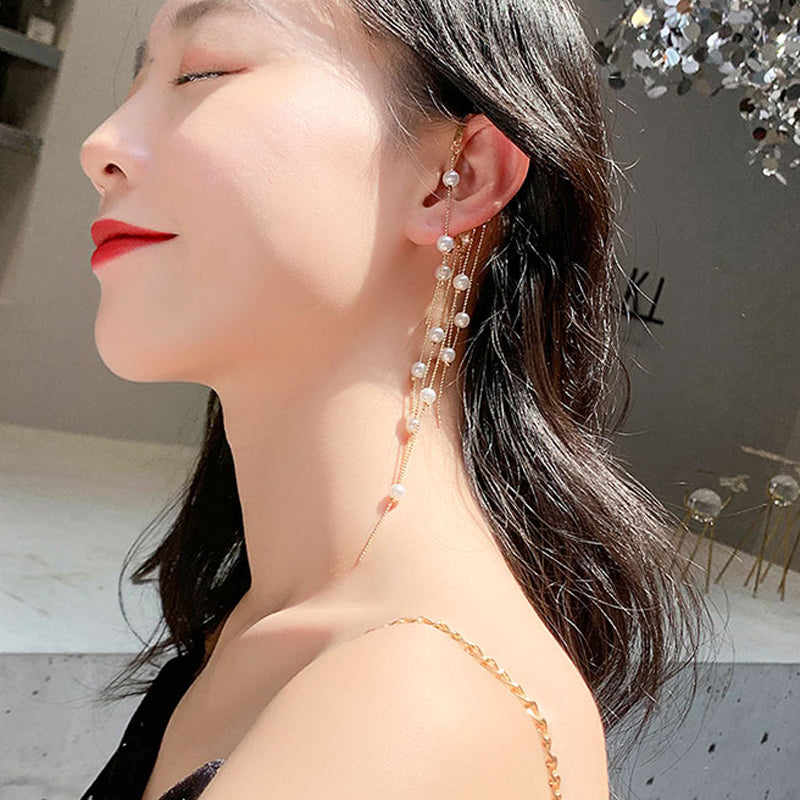 Lange oorbel met synthetisch parelkwastje