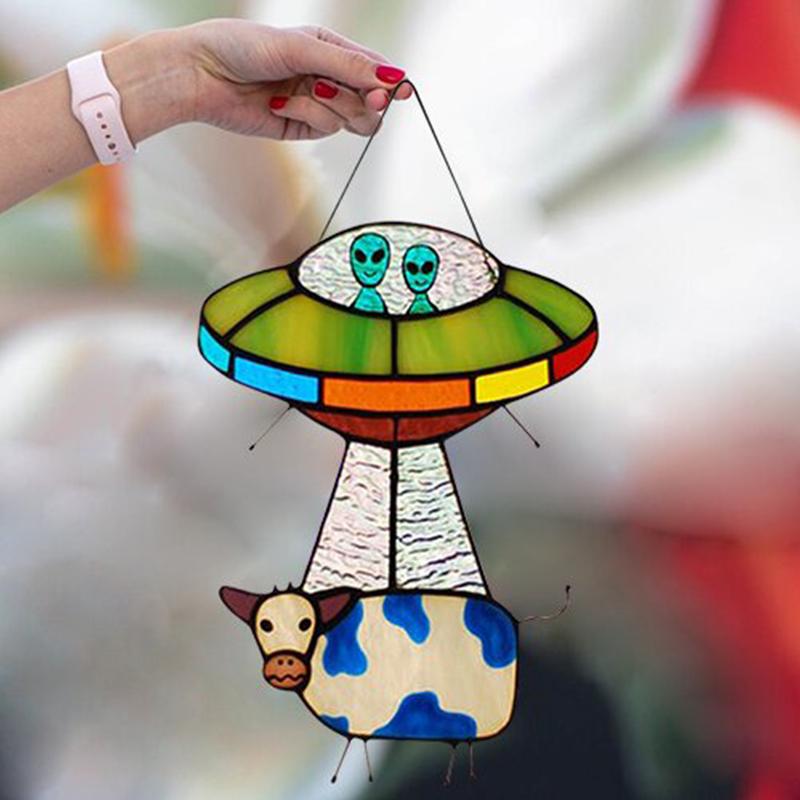Geschilderde UFO Koe Hanger