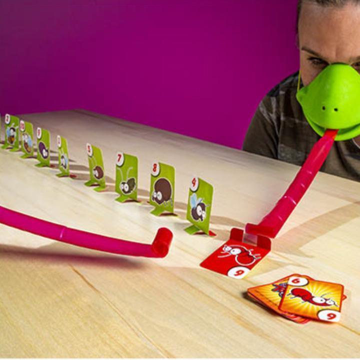 Kameleon met uitgestoken tong