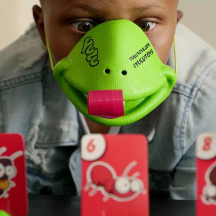 Kameleon met uitgestoken tong