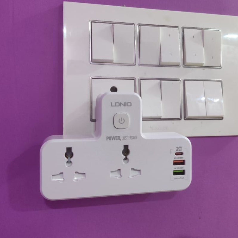 Universeel stopcontact met nachtlampje