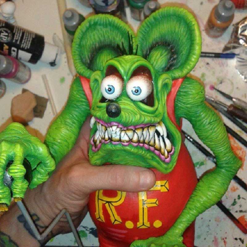 Boos monster standbeeld